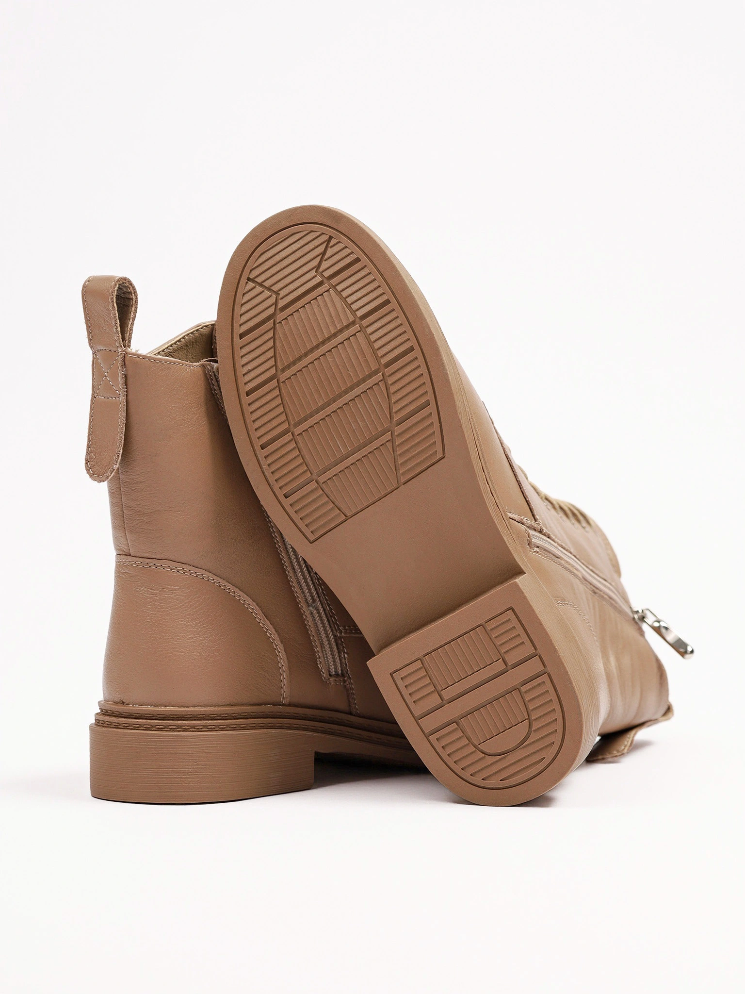 Ботинки бежевого цвета на среднем широком каблуке